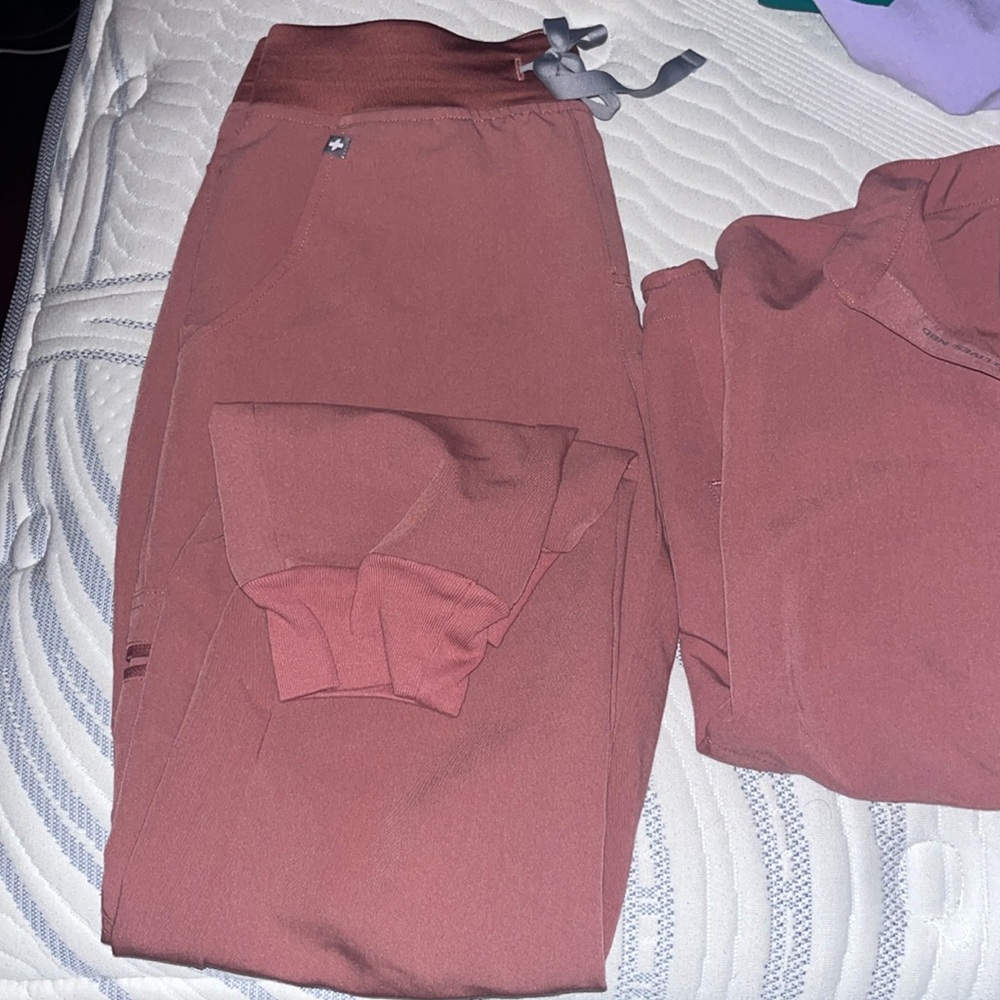 Pink scrubs with no stains